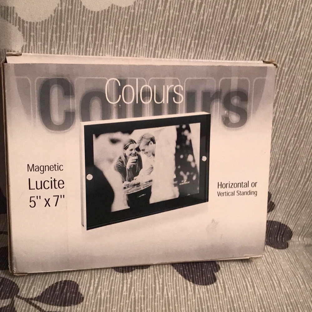 Magnetic lucite 5x7 frame